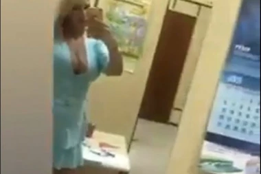 (VIDEO) Zanosna doktorka srušila internet: Plavuša u ogromnom dekolteu raspametila muškarce