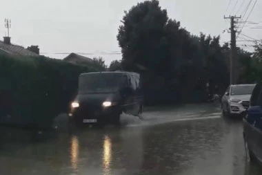 (VIDEO) KATAKLIZMA U POŽAREVCU: Jaka kiša napravila haos, paralisan ceo grad, ulicama kuljaju reke vode!