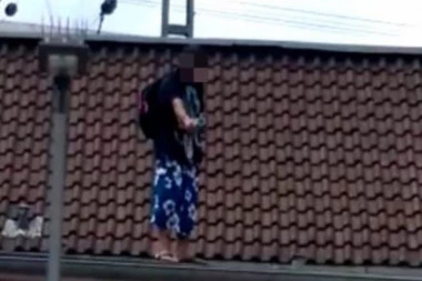 (FOTO) SRBIN DIVLjAO U NEMAČKOJ: Popeo se na krov i mlatio polnim organom ispred policajaca!