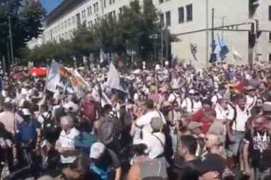 SRPSKI SCENARIO U NEMAČKOJ! Ekstremisti i anti-vakcinaši izašli na ulice Berlina