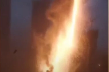 (VIDEO) KAO NA FILMU: Pogledajte kako izgleda kad GROM udari u oblakoder!