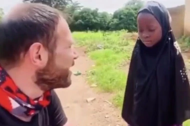 (VIDEO) PREDIVNO! Devojčica iz Afrike dobila lutku na poklon - reakcija će vas istopiti do suza