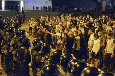 HAOS U BELORUSIJI: Ulicama Minska ponovo leteli suzavci i gumeni meci, policija silom rasterala demonstrante!