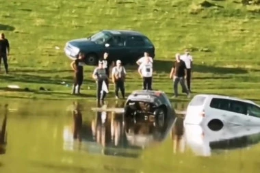 (FOTO, VIDEO) STRAVIČAN PRIZOR NA SJENIČKOM JEZERU: Voda guta dva automobila, očevici zanemeli od užasa!