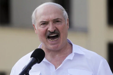 (VIDEO) Lukašenko uzeo KALAŠNJIKOV, navukao PANCIR i krenuo da se obračuna sa protestantima