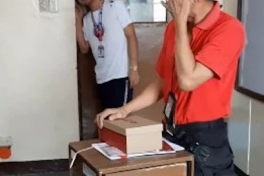 (VIDEO) OVO GAĐA PRAVO U SRCE! Nastavnik mislio da su đaci spremili zvrčku, ali kada je otvorio kutiju SUZE SU SAME KRENULE!