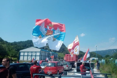 (FOTO) SRBI STIGLI PRED CRNOGORSKU GRANICU! Povorka sa zastavama "NE DAMO SVETINJE" nikad veća!