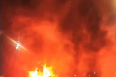 (VIDEO+FOTO) FEŠTA NA ULICAMA FRANCUSKE: Bakljadom i vatrometom proslavljen poraz PSŽ-a od Bajerna