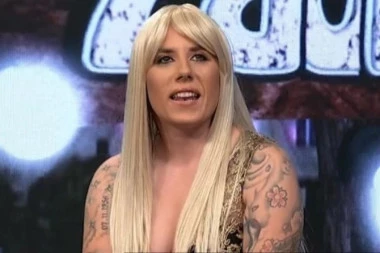 (FOTO) MATORA ŠOKIRALA! Pojavila se u emsiji u dosad neviđenom izdanju - duga plava kosa i haljina sa dubokim šlicom!
