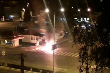 (VIDEO) NIŠKI TAKSI DIGNUT U VAZDUH! Vatra kulja, taksista jedva izvukao živu glavu!