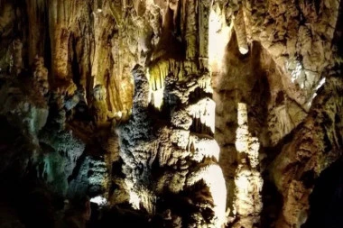 KAKAV GLUPI VANDALIZAM! Krivična za Belorusa zbog uništavanja stalaktita u Ledenoj pećini u Crnoj Gori
