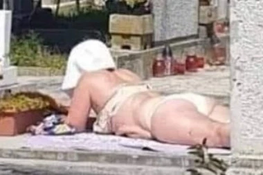 (ŠOK FOTO) AU! KAKAV BIZAR! Gospođa našla mirno mesto za sunčanje - nad MRTVIM SUPRUGOM