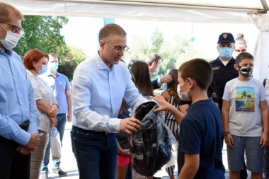 Ministar Stefanović na tradiocionalnom druženju sa decom stradalih pripadnika policije