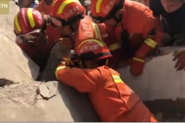 (VIDEO) Katastrofa u Kini: Srušio se dvospratni restoran, 30 ljudi izvučeno iz ruševina, 13 poginulo!