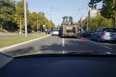 Karambol na Dedinju: Vojni kamion udario automobil, ulica blokirana