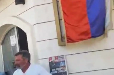 (VIDEO) Ludnica u Herceg Novom: Gradom se ori "ja sam Srbin Crnogorac", srpske zastave okitile mesto