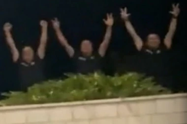 (VIDEO) ORILO SE "MILO, LOPOVE": Crnogorski policajci stali uz svoj narod, pa zapevali!