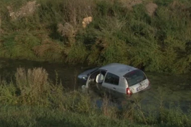 (VIDEO) Saobraćajka kod Obrenovca: Automobil se survao u kanal Kupinac