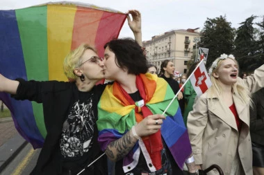 (FOTO) Hiljade žena na maršu u Minsku, prvi put i LGBT zajednica