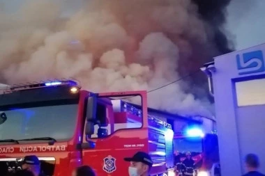 NOĆAS GORELO U VINČI: Veliki požar pogodio magacin aluminijuma i plastike - celo naselje se guušilo u dimu