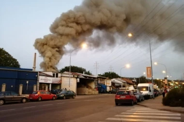 (FOTO, VIDEO) EKSPLODIRAO MAGACIN ZA RECIKLAŽU NA KARABURMI: Crni dim prekrio NEBO!