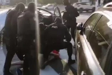 (VIDEO) Pogledajte SPEKTAKULARNO hapšenje ubica iz Kaluđerice! Policija ih iznenadila, nisu imali gde da beže
