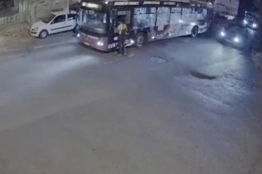 SNIMAK KOJI JE RAZBESNEO SRBIJU! BITANGA opljačkala vozača autobusa: Zavukao ruku, a onda se desilo OVO!