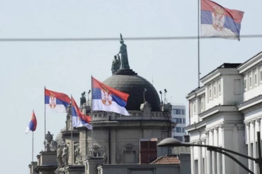 (FOTO) LAŽNA ELITA NA APARATIMA: Od ovih kadrova srpske prestonice pojedincima se diže kosa na glavi!