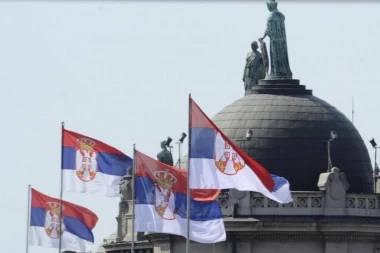 LAŽNA ELITA NA APARATIMA! Hiljade srpskih zastava u Beogradu