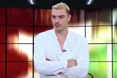 (VIDEO) PLJUNO ME, PA ME POTAPŠAO! Toma Panić nije birao reči za Frana: Voli da se šlihta fanovima!
