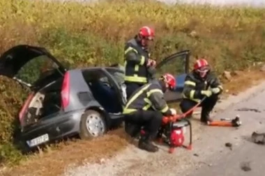 Tragedija kod Guče: Žena se automobilom podvukla pod kamion, vatrogasci morali da seku olupinu da izvuku telo