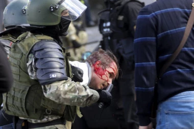 Sukobi u Minsku se ne stišavaju: Policija uklanja improvizovane spomenike, uhapšeno na desetine demonstranata