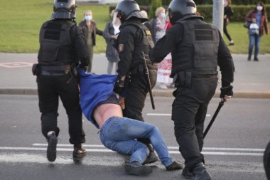 NEREDI SE NASTAVLJAJU: Na protestima u Minsku uhapšeno nekoliko demonstranata