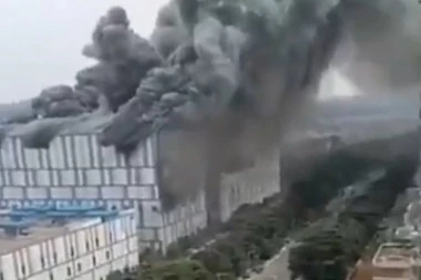 (VIDEO) Apokaliptični prizor iz Kine: Gori Huaveijeva 5g laboratorija