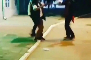 (VIDEO) Šok snimak iz Novog Sada: Dve žene u brutalnom obračunu na ulicama grada, jedna imala nož