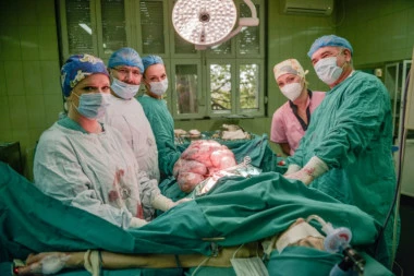 (FOTO) NESTVARAN PODVIG LEKARA URGENTNOG CENTRA: Pacijentkinji odstranili tumor TEŽAK 12 KILOGRAMA!