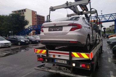 Ne pomaže ni skidanje tablica: Oko Sokolovo i Parking servis "metlaju" bahato parkirane automobile