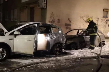 (FOTO, VIDEO) Zapaljeni automobili u Zemunu: Sumnja se na bačene molotovljeve koktele