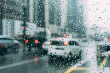 AMSS UPOZORENJE: Opreznija vožnja zbog mokrih kolovoza, očekuje se pojačan intenzitet saobraćaja
