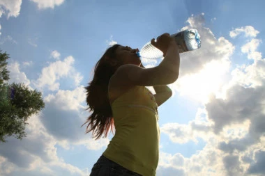 TABELA POKAZUJE: Koliko piti vode dnevno za lakše mršavljenje?