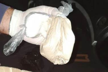 (FOTO) VELIKA ZAPLENA U KRAGUJEVCU: Policija pronašla više vrsta droga u stanu i "alfi romeo"