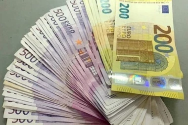 Čovek podigao pare iz banke: Nekoliko sati kasnije, krenuo je da proveri gde je 22.000 evra, a onda SHVATIO KAKVU JE KOBNU GREŠKU NAPRAVIO