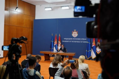 REVOLUCIONARNA PROMENA U NEMANJINOJ 11: Vučić od mandatarke tražio da u vladi bude više od 50 odsto dama!