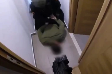 (VIDEO) POLICIJA, OTVORI! Pogledajte kako je siledžija Kontić uhapšen u Crnoj Gori