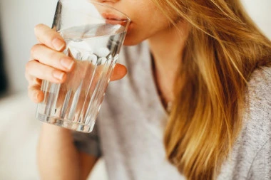 JEDNOSTAVAN  TEST! Ovo je najbrži način da proverite pijete li dovoljno vode!