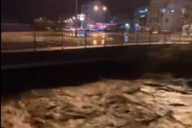 (VIDEO) CRNA GORA POD VODOM! Vatrogasci spasili porodicu u Baru od poplave, izlivaju se reke!