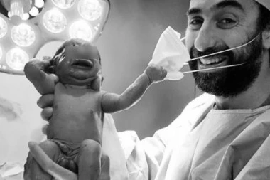 (FOTO) "SVI ŽELIMO ZNAK DA USKORO SKIDAMO MASKE" Jedna beba i doktor koji ju je doneo na svet su apsolutni HIT, evo zašto!