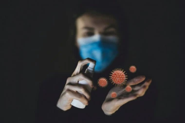 ŠOK OTKRIĆE O KOVIDU-19: Korona je aktivna na koži PET PUTA duže od virusa gripa! Evo koliko sati preživljava i može da se prenosi