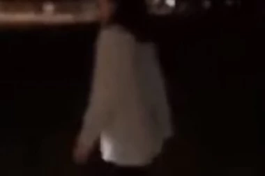 (VIDEO 18+) Isplivao snimak ubadanja muslimanki u Parizu: Čuju se krici, vika, dreka! Užas!
