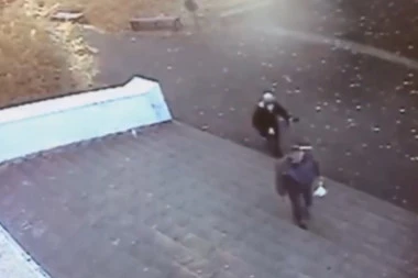 (VIDEO) Isplivao jezivi snimak napada na profesora ispred škole u Boru: Napadač prišao sa leđa